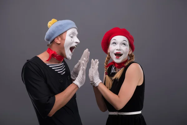 Retrato de pareja mímica divertida con caras blancas y emociones — Foto de Stock