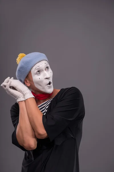 Porträt eines jungen Mimen, der etwas mit seinen Händen zeigt — Stockfoto