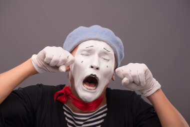 em gösterilen beyaz yüz, gri şapka ile genç erkek MIME portresi