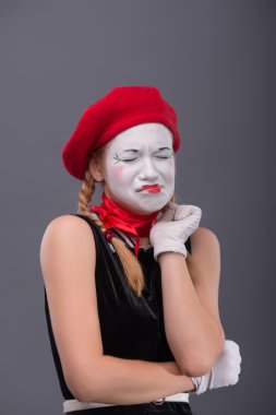 Bel öğe, dikey, MIME genç kızın bir şeyler gösteriyor