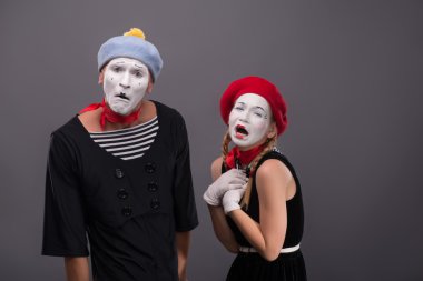 dikey gri arka plan üzerinde izole çift üzgün MIME ağlama