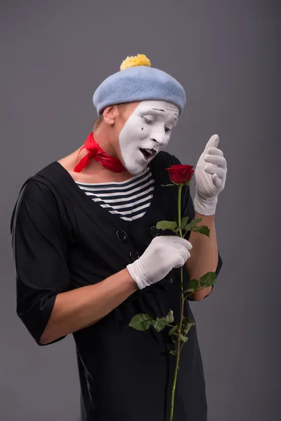 Портрет молодого чоловіка-міма, що тримає квітку ізольовану — стокове фото