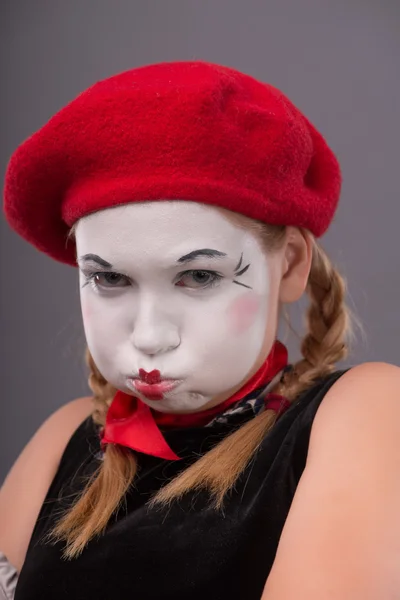 Talia-w górze portret mime młoda dziewczyna pokazano coś — Zdjęcie stockowe