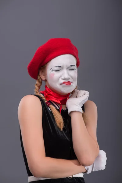何かを示している若い mime 女の子の腰アップ肖像画 — ストック写真
