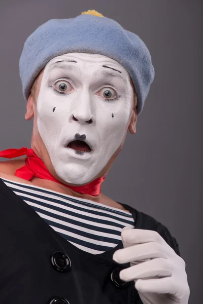 Retrato de joven mimo masculino con la cara blanca, sombrero gris que muestra em — Foto de Stock