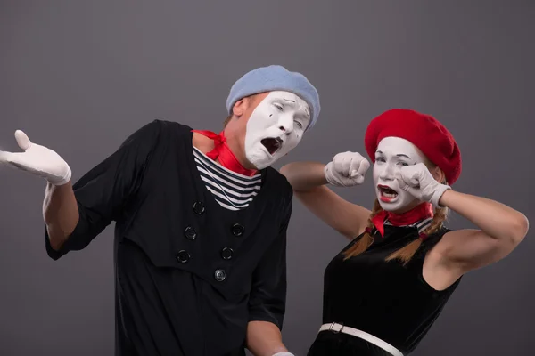 Portret van triest MIME-paar huilen geïsoleerd op grijze achtergrond — Stockfoto