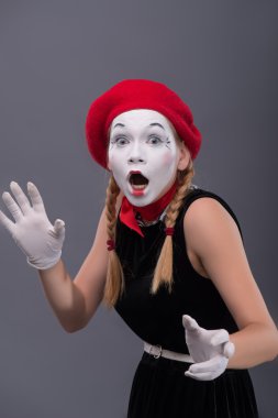 Bel öğe, dikey, MIME genç kızın bir şeyler gösteriyor