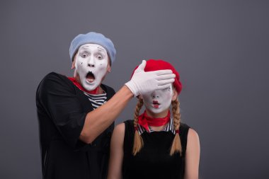 dikey gri arka plan üzerinde izole çift üzgün MIME ağlama