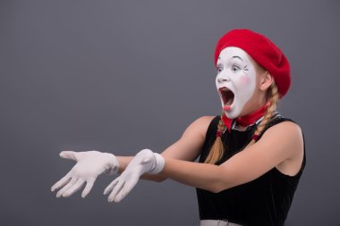 Bel öğe, dikey, MIME genç kızın bir şeyler gösteriyor