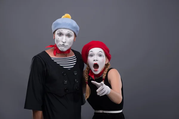 Πορτραίτο, λυπημένος mime ζευγάρι κλάμα απομονώνονται σε γκρι φόντο — Φωτογραφία Αρχείου
