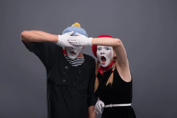 Portret van triest MIME-paar huilen geïsoleerd op grijze achtergrond — Stockfoto