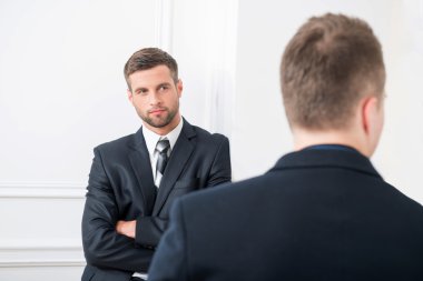 iki yakışıklı işadamları