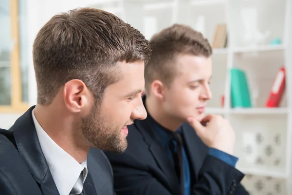 Deux beaux hommes d'affaires en costume au bureau — Photo