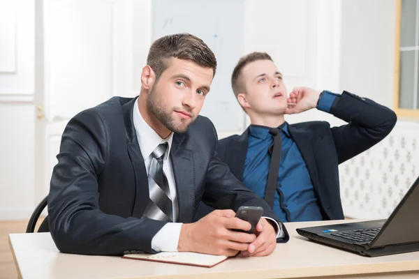 Retrato cintura-para arriba de dos hombres de negocios guapos en trajes — Foto de Stock