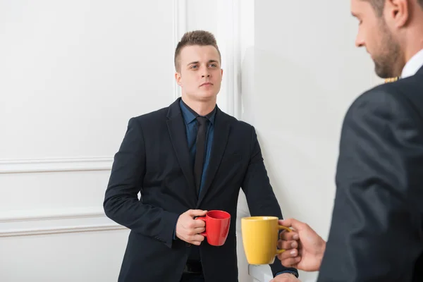 Deux hommes d'affaires en costume faisant une pause café — Photo