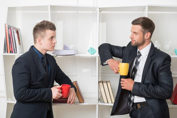 Dos hombres de negocios con trajes tomando un café — Foto de Stock