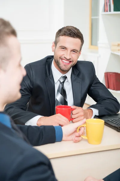 Deux hommes d'affaires en costume faisant une pause café — Photo