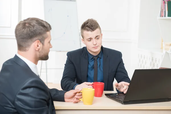 Two businessmen in suits having a coffee-break — Stock Photo, Image