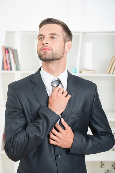 Retrato en la cintura de un hombre de negocios guapo — Foto de Stock