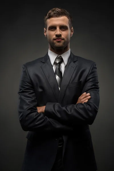 Bonito homem de negócios com rosto confiante — Fotografia de Stock