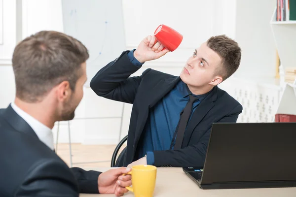 Twee zakenmannen in pak met een koffie-break — Stockfoto