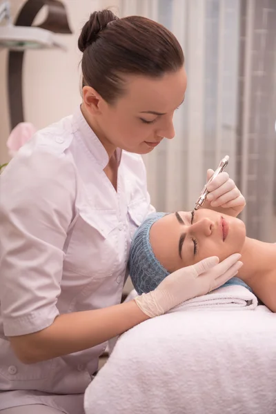 Procedimento de cosmetologia profissional cuidados com a pele com — Fotografia de Stock