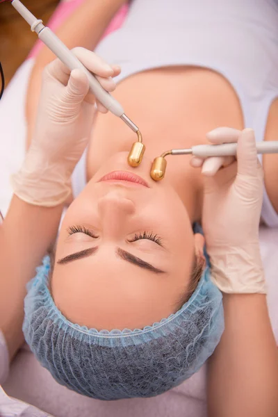 Förfarande av professionell kosmetika hudvård med — Stockfoto