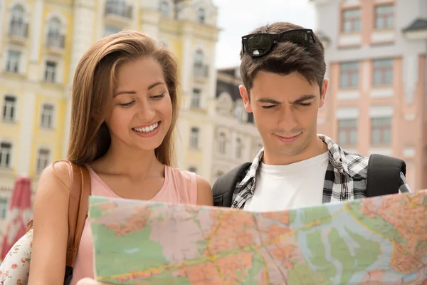 Couple of tourists looking at the map — Stock Photo, Image