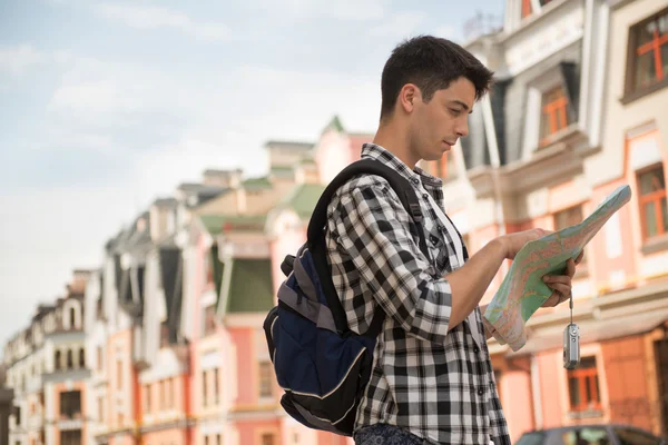 Male traveler looking at the map — Stock Photo, Image