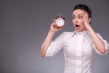 onun elini showi çalar saat tutan güzel bir kız portresi
