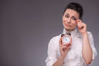 onun elini showi çalar saat tutan güzel bir kız portresi