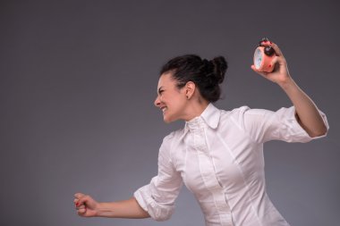 onun elini showi çalar saat tutan güzel bir kız portresi