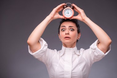 onun elini showi çalar saat tutan güzel bir kız portresi