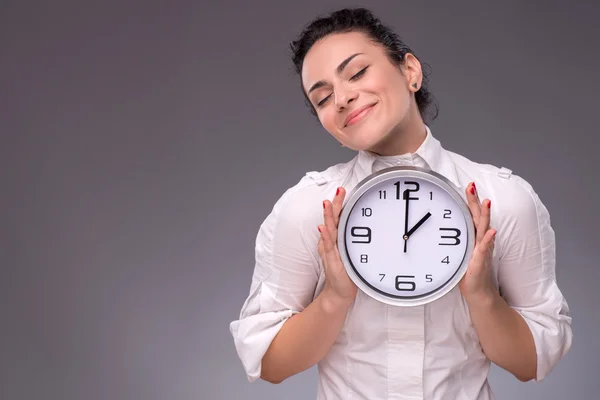 Ragazza tenendo grande orologio — Foto Stock