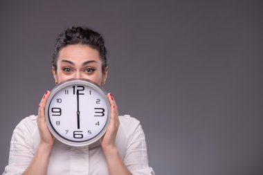 büyük saat izole üzerinde ellerini tutarak iyi bir kız portresi