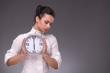 büyük saat izole üzerinde ellerini tutarak iyi bir kız portresi