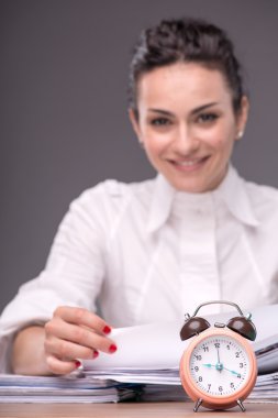 Bel öğe, dikey, Office masada oturan genç kız