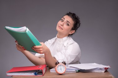 Bel öğe, dikey, Office masada oturan genç kız
