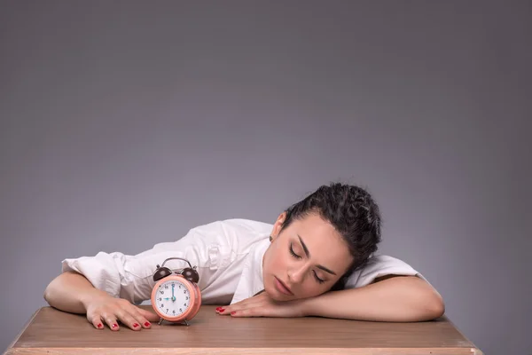 Retrato de la joven chica bonita sentada en la mesa con al pequeño — Foto de Stock