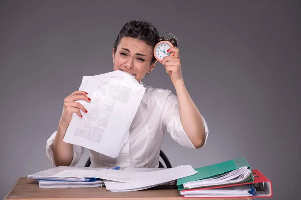 Retrato en la cintura de una joven sentada a la mesa en la oficina — Foto de Stock