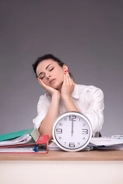 Taillenbild eines jungen Mädchens, das im Büro am Tisch sitzt — Stockfoto