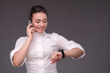 Bel öğe, dikey, başarılı iş kadını teleph konuşuyor