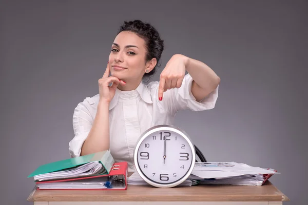 Taillenbild eines jungen Mädchens, das im Büro am Tisch sitzt — Stockfoto