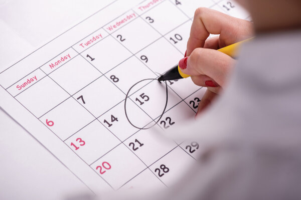 Photo rapprochée du calendrier avec une donnée encerclée — Photo
