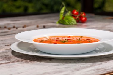 soğuk domates çorbası gazpacho türleri üzerinde w ile resmi