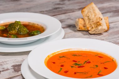 soğuk domates çorbası gazpacho türleri üzerinde w ile resmi