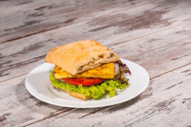 Vejetaryen sandviç soya peyniri, domates, sal ile yakın çekim resim