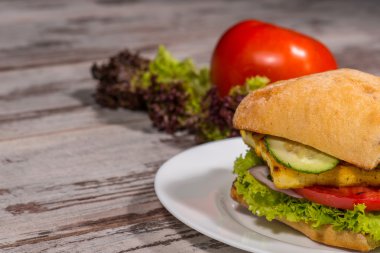 Vejetaryen sandviç soya peyniri, domates, sal ile yakın çekim resim