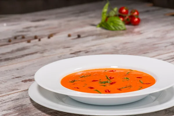 Bild av kall god tomat soppa gazpacho med arter på w — Stockfoto