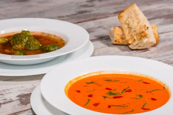 Foto de gazpacho de sopa de tomate frío sabroso con especies en la w —  Fotos de Stock